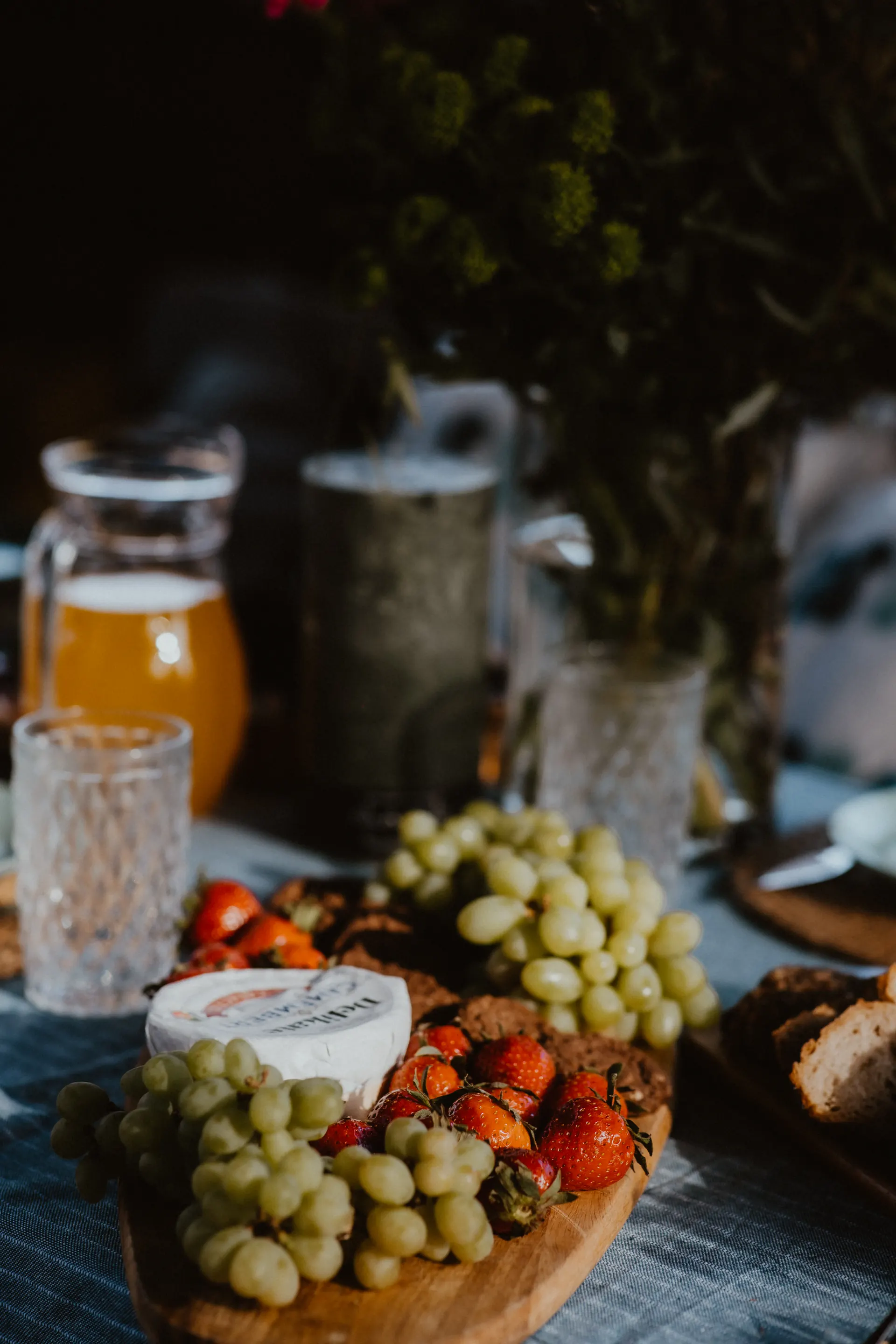 Ser camembert i winogrona na desce — smakołyki na wakacjach w Dębkach, Poezja Ciszy