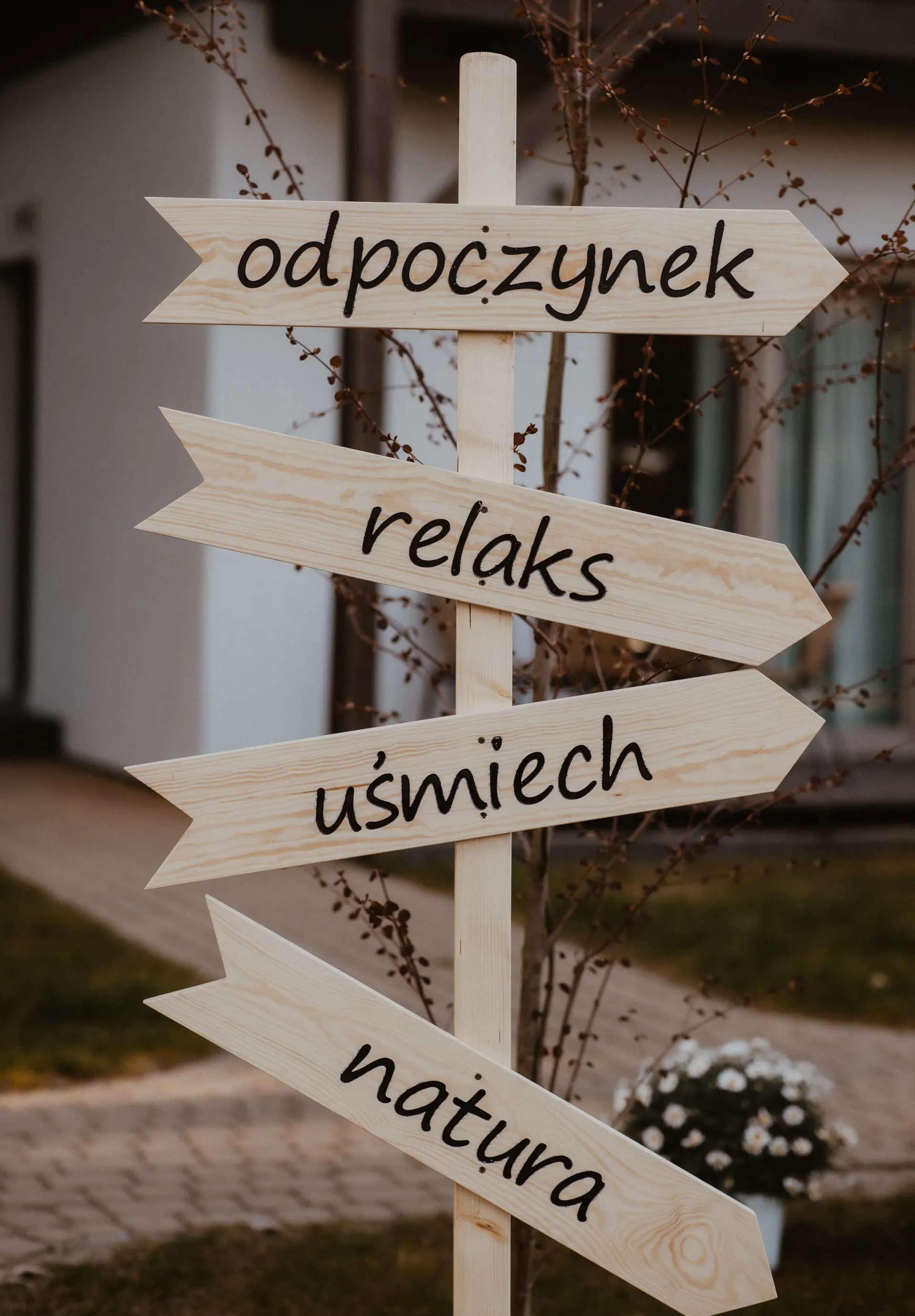 Drewniane strzałki drogowskazu z wartościami wakacyjnymi — Poezja Ciszy Dębki